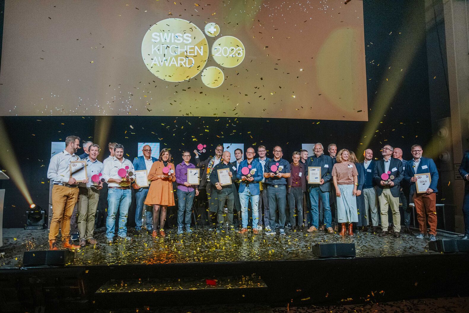 Spektakuläre Verleihung der 6. «Swiss Kitchen Awards»: Die Gewinner lassen sich im Rahmen des Küchenkongresses vom Branchenverband «Küche Schweiz» feiern. Mit dem Award werden alle zwei Jahre besondere Leistungen im Schweizer Küchenbau ausgezeichnet. Die Sieger 2023 überzeugten mit ganz unterschiedlichen Küchen.