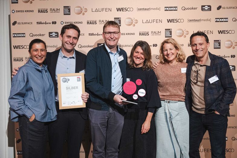Preisübergabe an die Schreinerei Speck für «Bester Küchenumbau», Silber, Publikum-Voting.