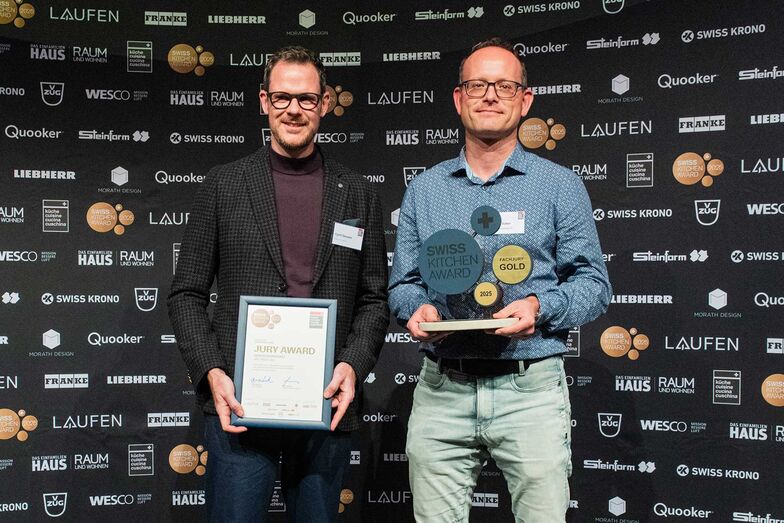 Preisübergabe an die Schäfer Schreinerei AG und ARCHIDEN AG für die «Schönste Küche», Jury-Award.