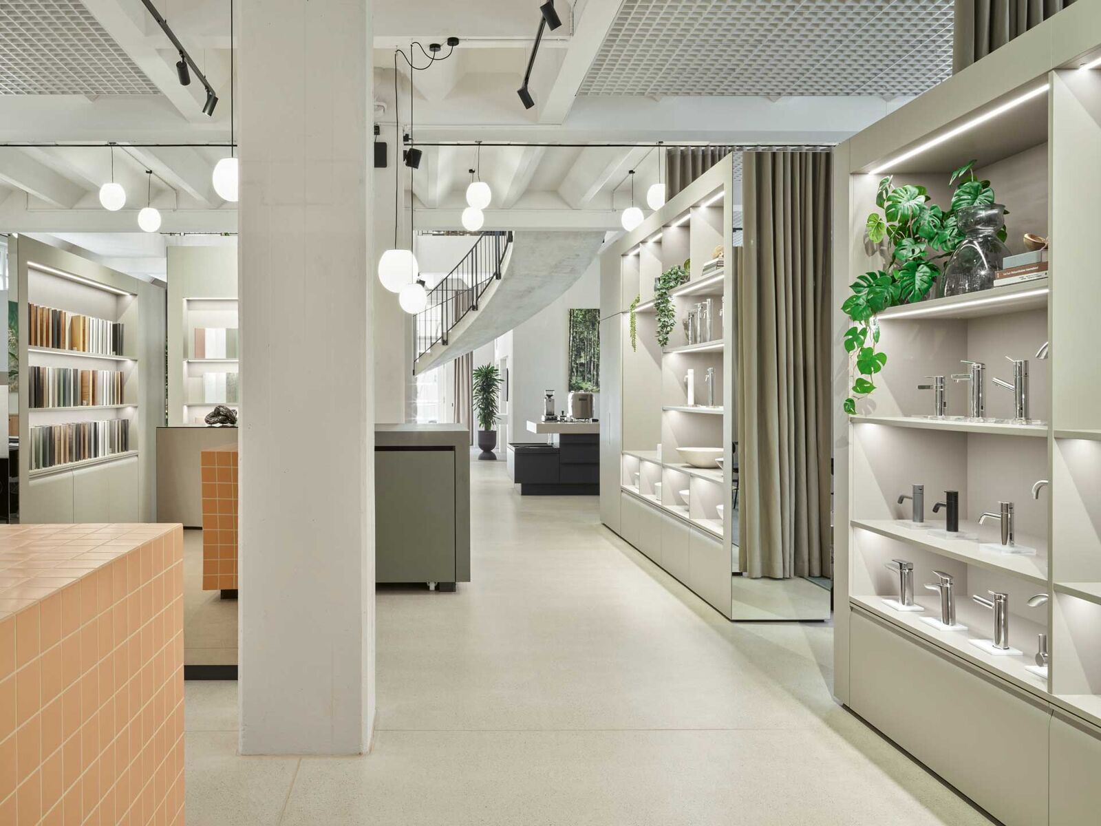 Das «Atelier» im Untergeschoss bietet eine «Produkt- und Materialbibliothek» für Kunden, Partner, Architekten und Fachberater, um individuelle Badwelten zu planen.