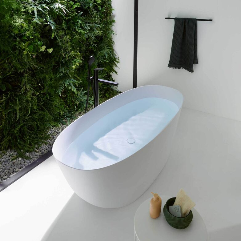 Die Badewanne «Alterna yari» aus dem Mineralwerkstoff Solid Surface hat eine samtige Oberfläche. Symmetrisch verarbeitete Rückenlehnen und ein mittiger Abfluss sorgen für komfortables Entspannen. Sanitas Troesch AG, www.sanitastroesch.ch