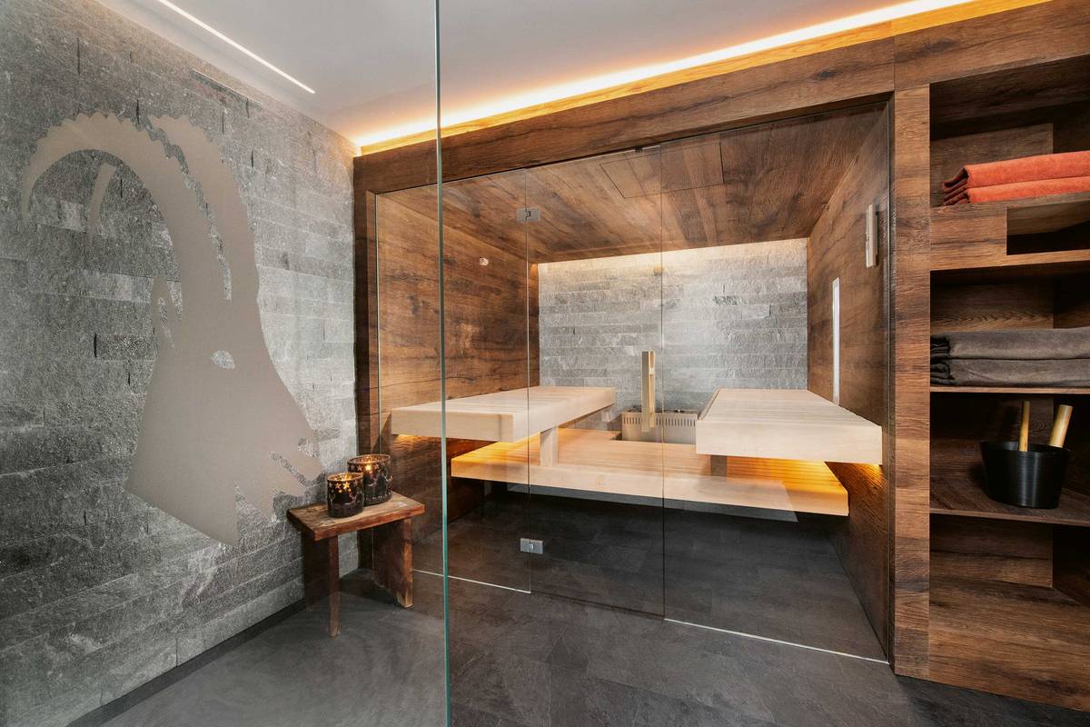 Nur nicht 08/15: Bei Küng werden die Saunas massgefertigt – ob kubisch, mit Schrägen oder Rundungen und immer im individuellen Stil – wie hier im modernen Alpenchic. Schliesslich hat jedes Haus seinen eigenen Stil und Grundriss. Küng Wellness AG.