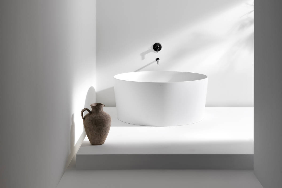 Die Badkollektion «Val» von Konstantin Grcic wird durch geometrische Formen und die schmale Wand charakterisiert. Durch die mehrfach polierte Oberfläche fühlt sie sich samtig an und ist leicht zu reinigen. Laufen.