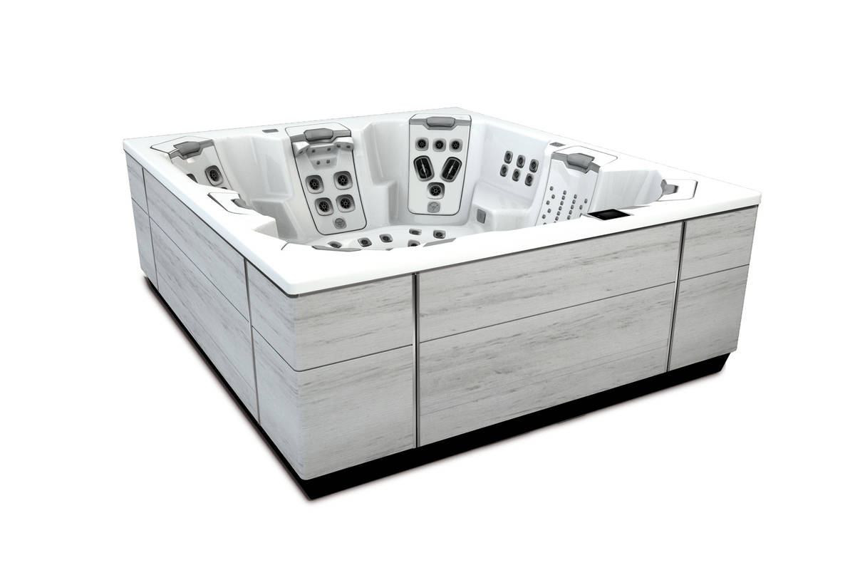 Die Liegen des Outdoor-Whirpools der «Ultimate Line» wurden mit Massagedüsen ausgestattet. Höhenverstellbare Nackenkissen sorgen für die perfekte Position. Villeroy & Boch.
